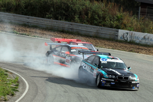 Michael Klostermann er suveræn i hans egen SS3 division, så ude på banen kæmper han med bilerne fra S-GT4 divisionen, her er det Mikkel O. Pedersen og Johannes Graversen, der forgæves kæmper for at komme forbi
(Foto: Keld Dohm)